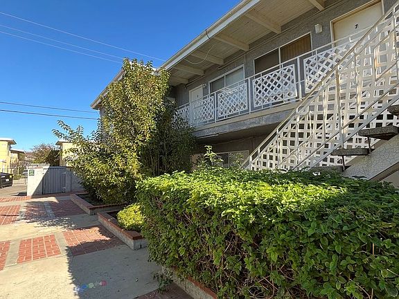 3rd image of 927 Ventura Ave #4
