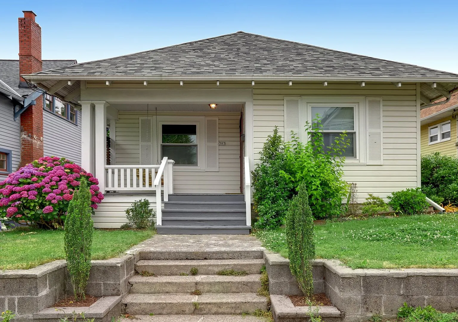 Charming 1920 Bungalow in Incredible Laurelhurst Location! — Photo 1