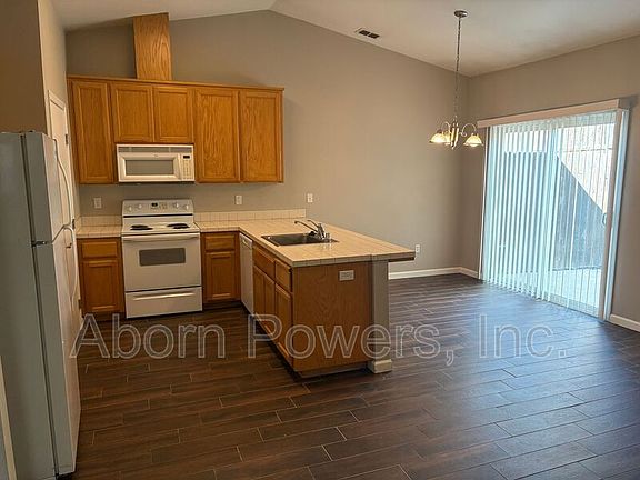 2nd image of 620 Pearl Pl APT A