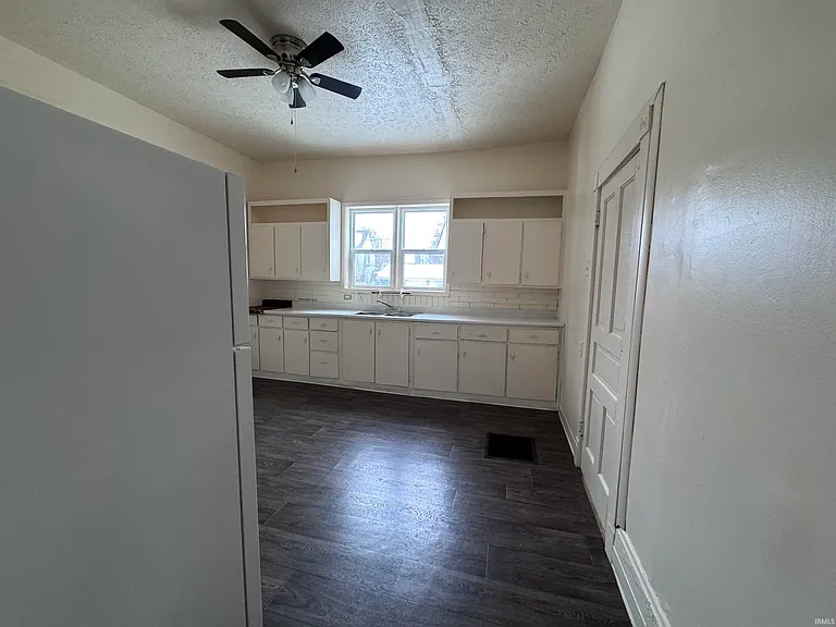 614 W Charles St — Photo 5