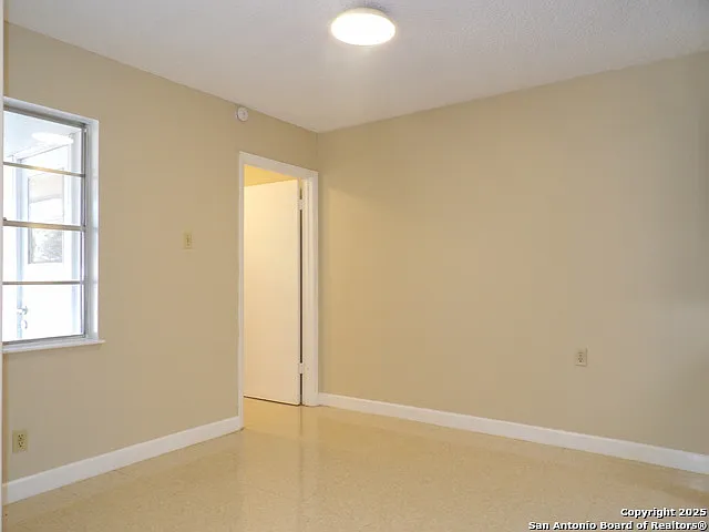 5637 Walzem Rd — Photo 3
