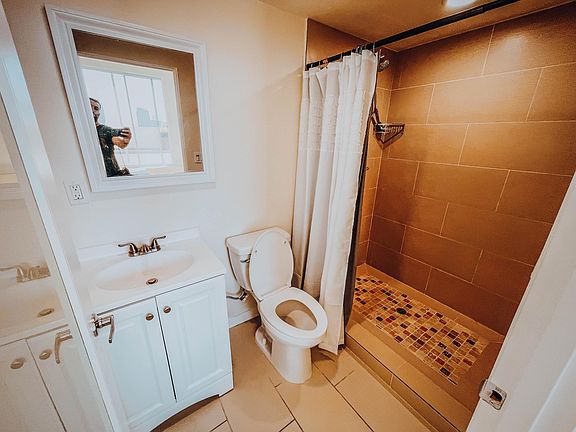 4th image of 939 S Broadway #1014