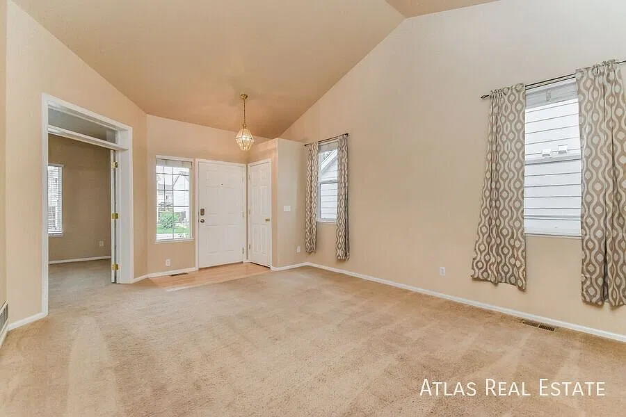 Available Now! || Amazing 4 Bed 3 Bath With A/C! Free 55" Tv If Moved In By 10/15! — Photo 3