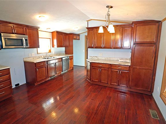 3rd image of 211 Brown St