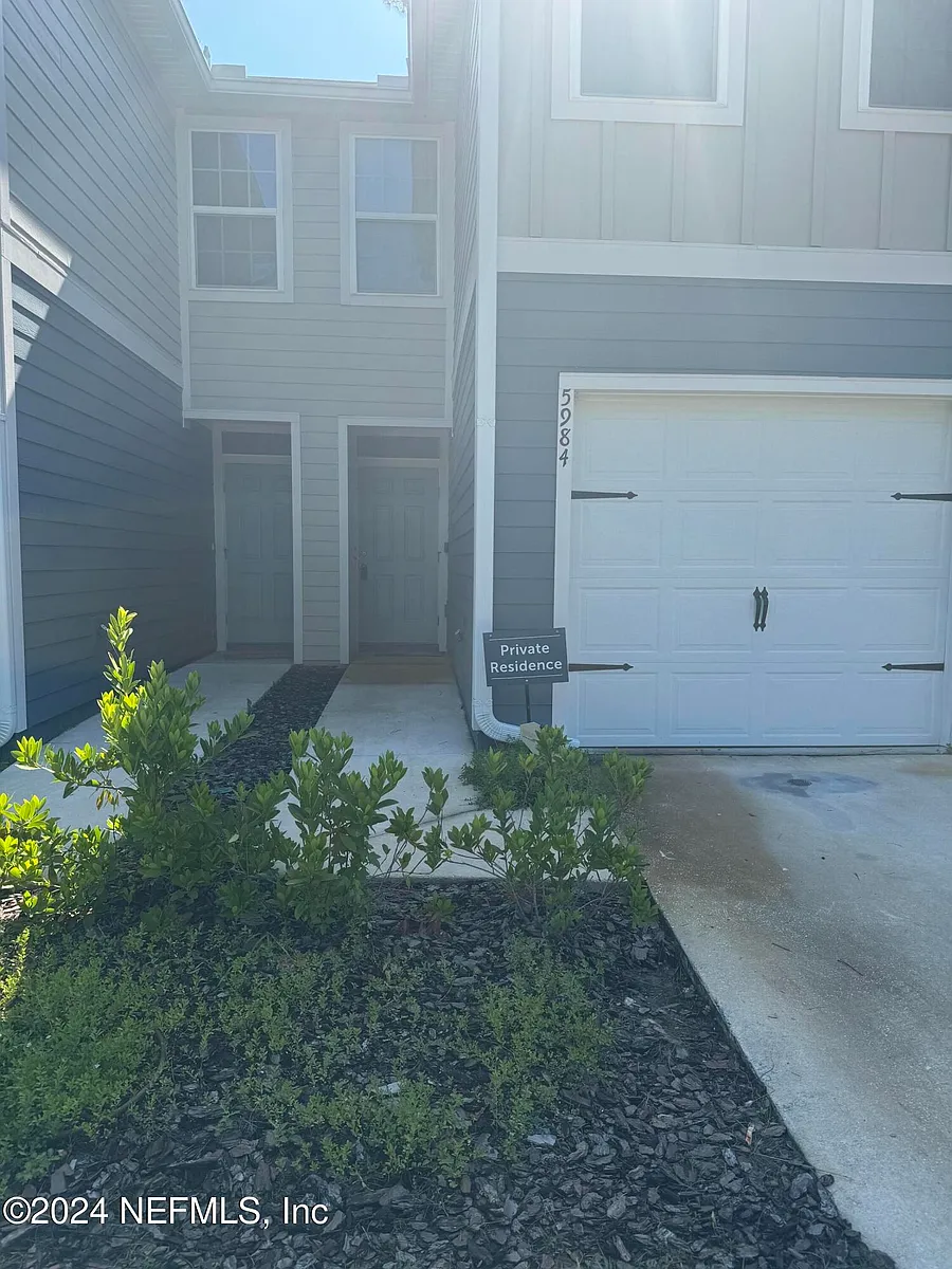 Building Photo - 5984 Creekside Crossing Dr