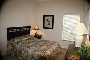 WHI4P108ND-queen-bedroom