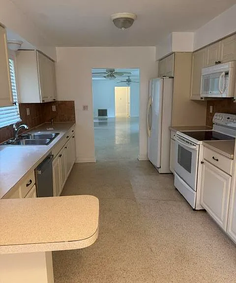 860 NW 65th Ave — Photo 9