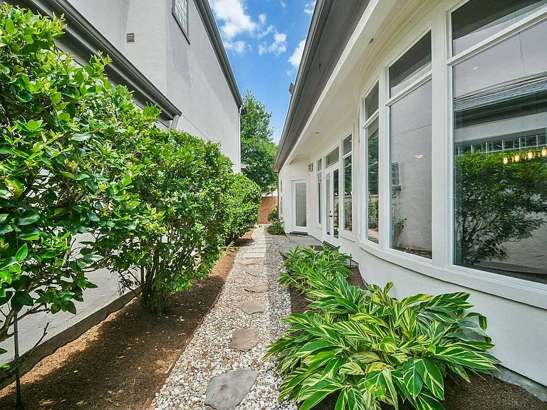 2702 Tudor Mnr — Photo 46
