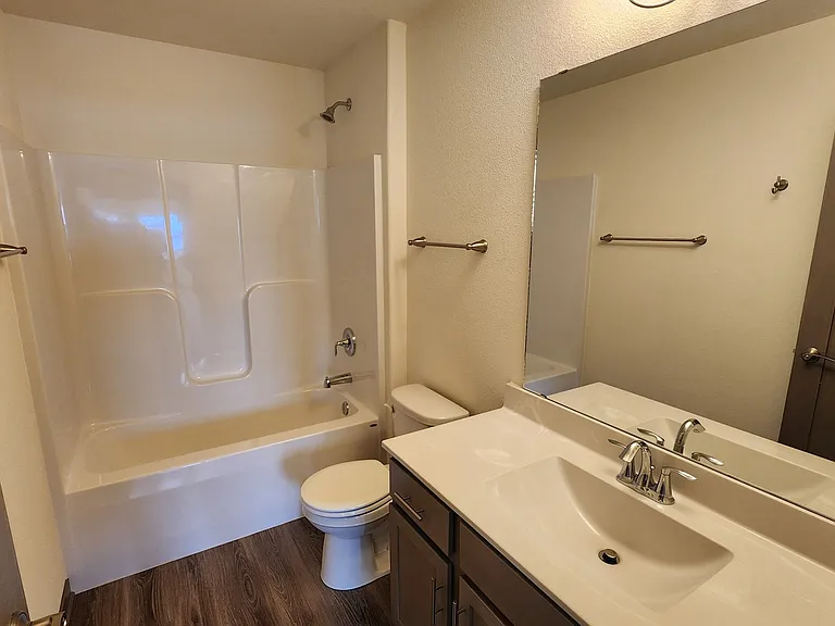 Jefferson 3 Bedroom — Photo 15