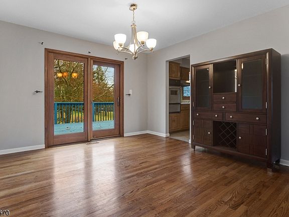 5th image of 28 Bear Brook Ln