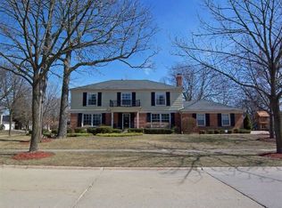 235 Coachmaker Dr, Northbrook, IL 60062