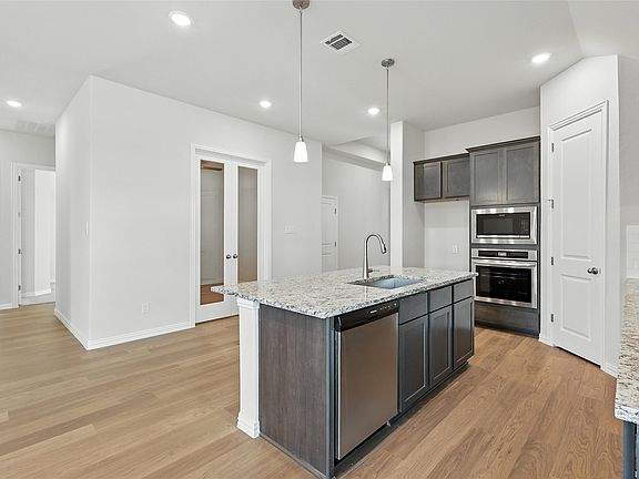 4th image of 921 Alberta Spruce Rd