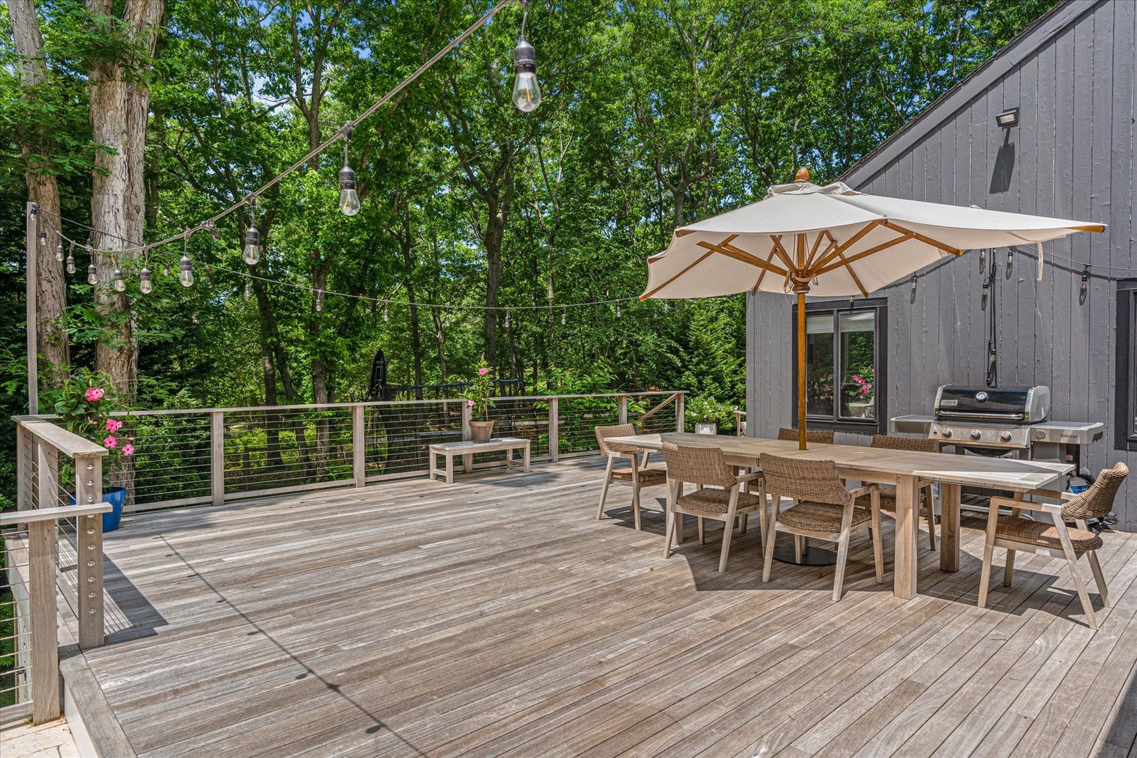  Deck dining area