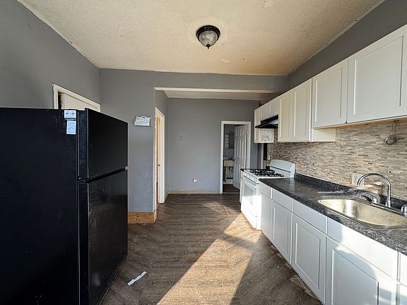 3rd image of 138 Hallock Ave #2B