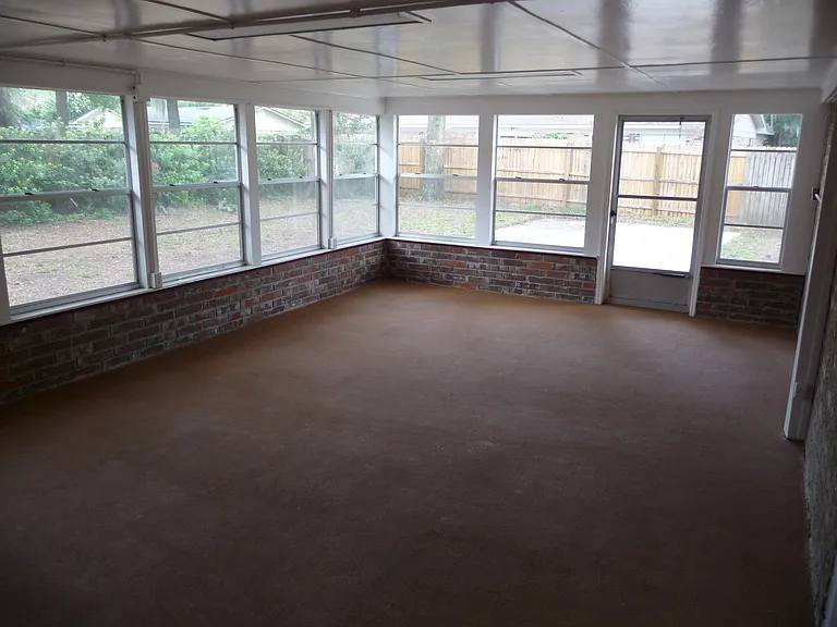 Large sun room with separate AC.