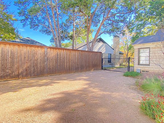 4th image of 2323 Barberry Dr