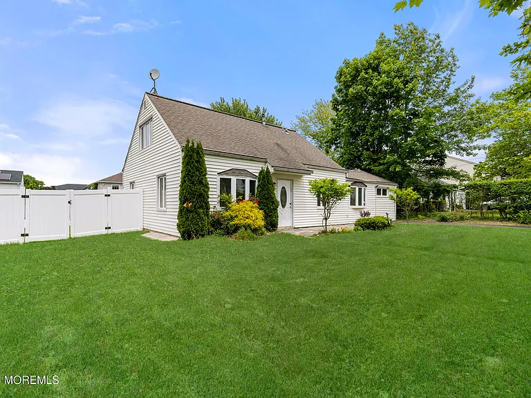 297 Highland Ave — Photo 2