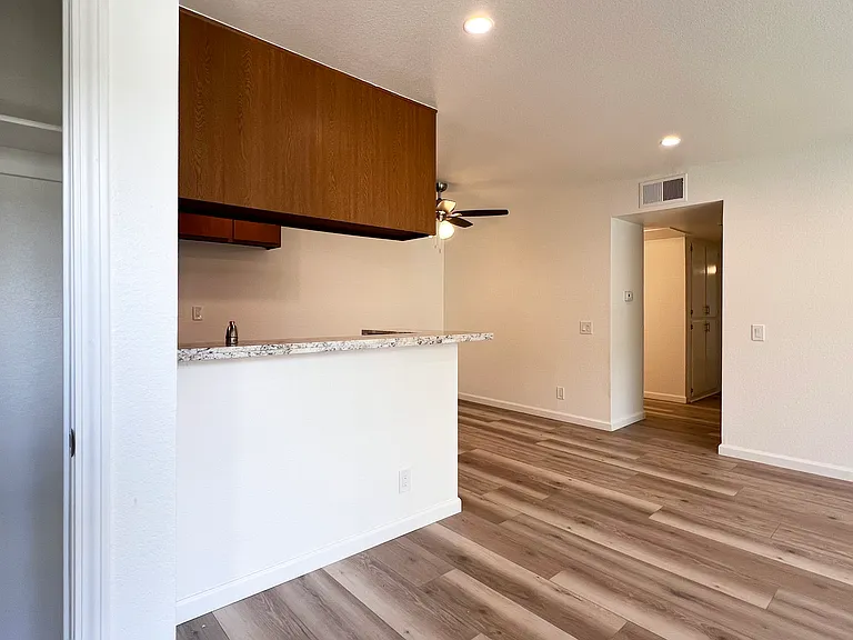 134 S Western Ave #10 — Photo 4