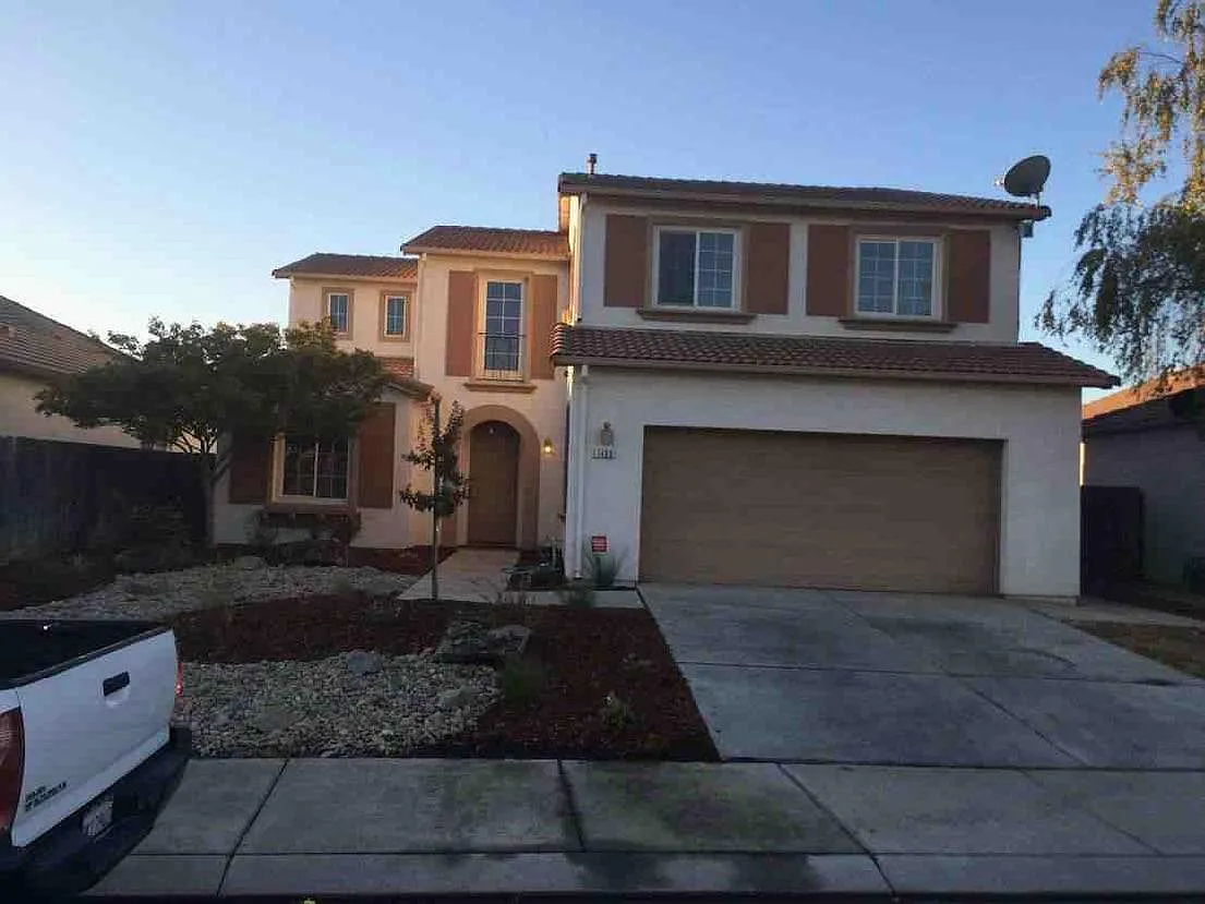 5 bed, 2489 sqft, $900 — Photo 1