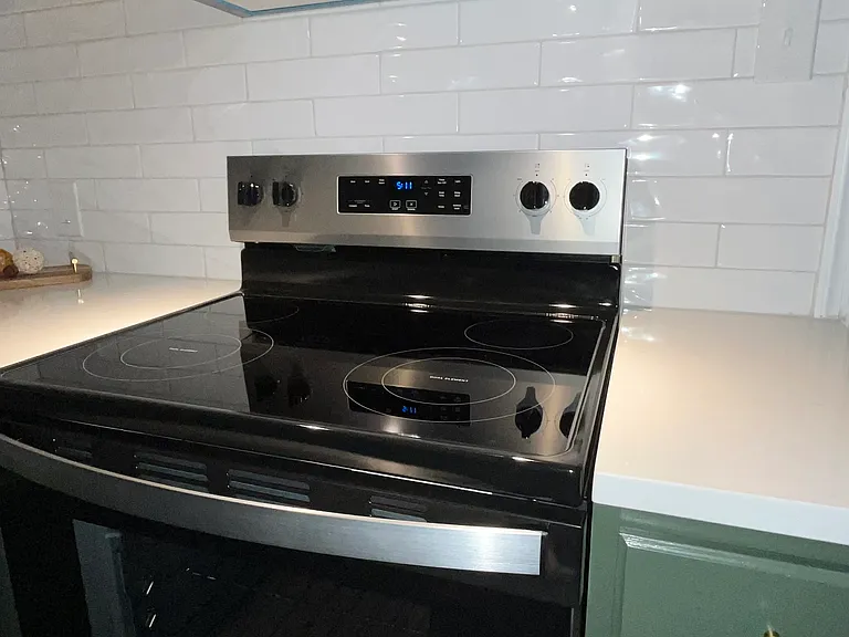 Newly Renovated Kitchen
New Tile Backsplash
Faucets and Light Fixtures
New Oven/Stove and Refrigerator