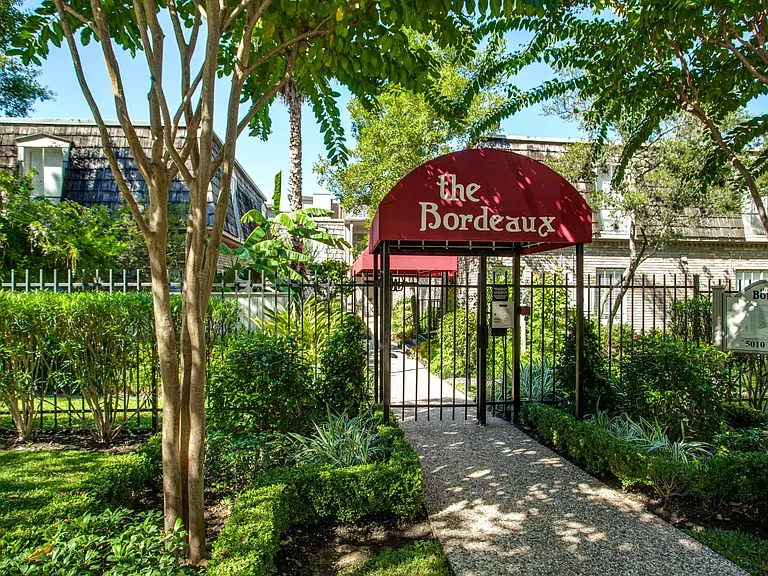Welcoming Entry w Controlled Access