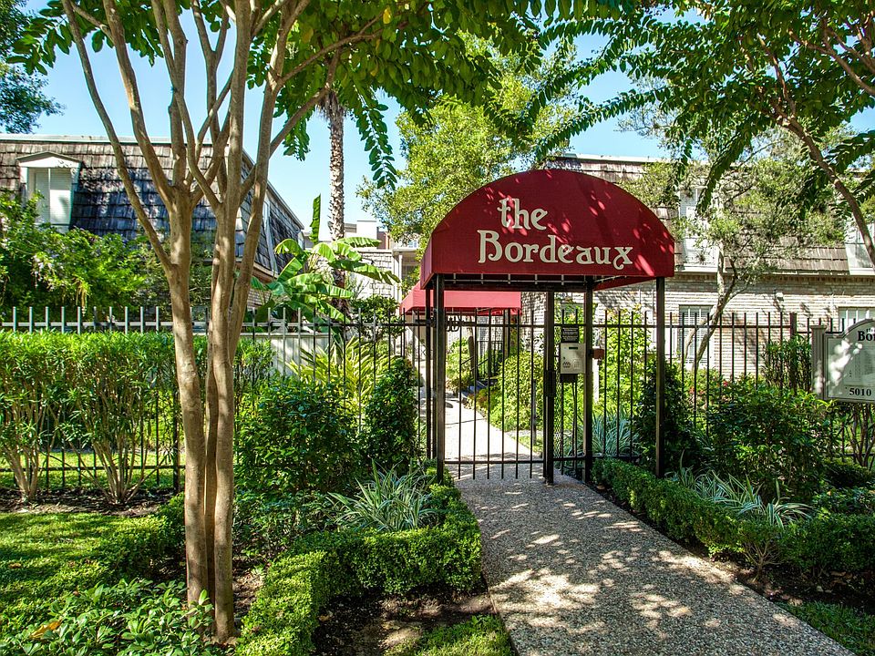 Welcoming Entry w Controlled Access