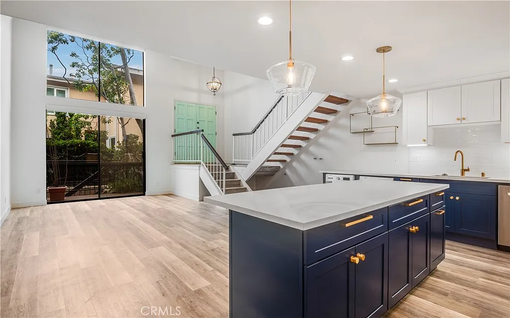 2 bed, 1845 sqft, $6,490 — Photo 2