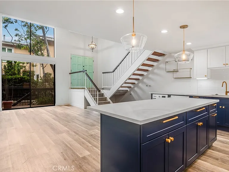 984 Granville Ave — Photo 2