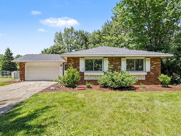 724 Chippewa Trl, Niles, MI 49120