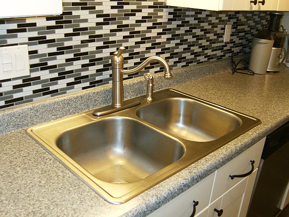 double sink with garb. disp.