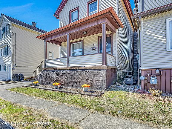 3rd image of 929 Ridge Ave