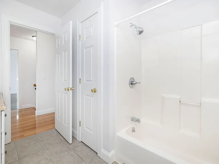 54 E Silver St #B — Photo 18