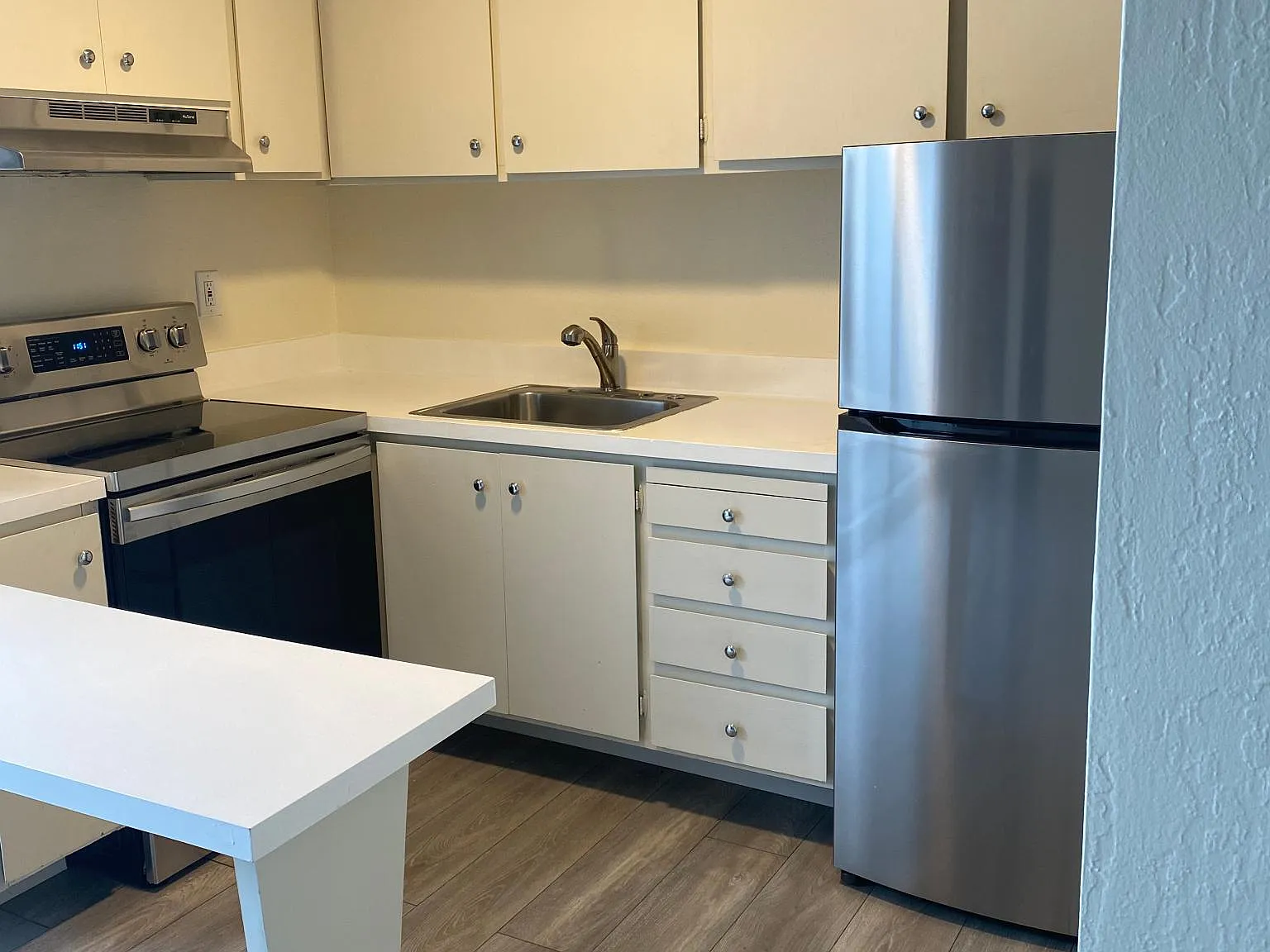 Studio, 400 sqft, $2,095 — Photo 3
