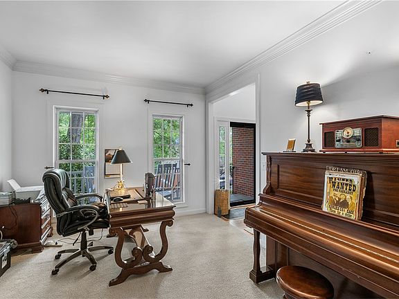 4th image of 204 S Staghorn Ln