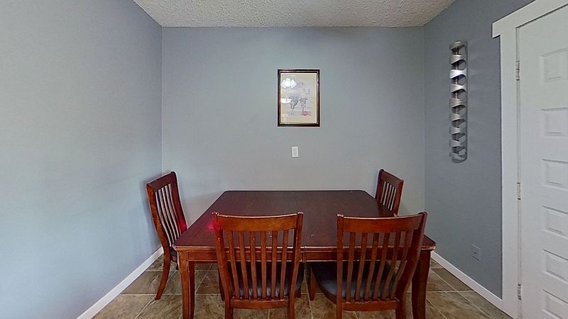 Hinton Apartment for rent - 3 Bedrooms — photo 2