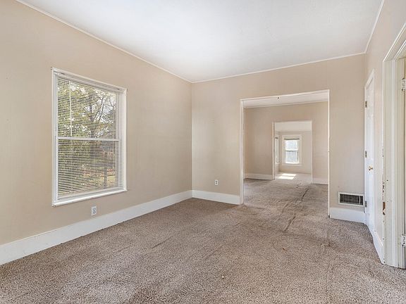 4th image of 43 Willard Ave W