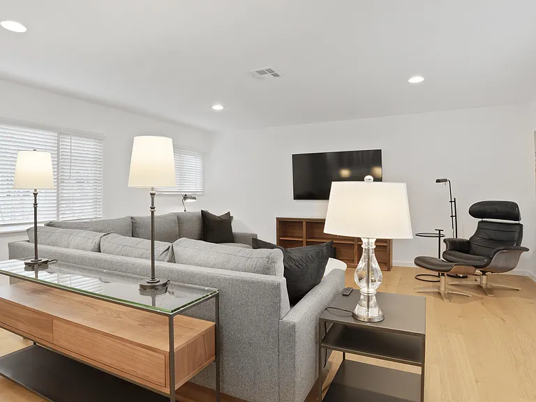 135 Montana Ave #8 — Photo 3