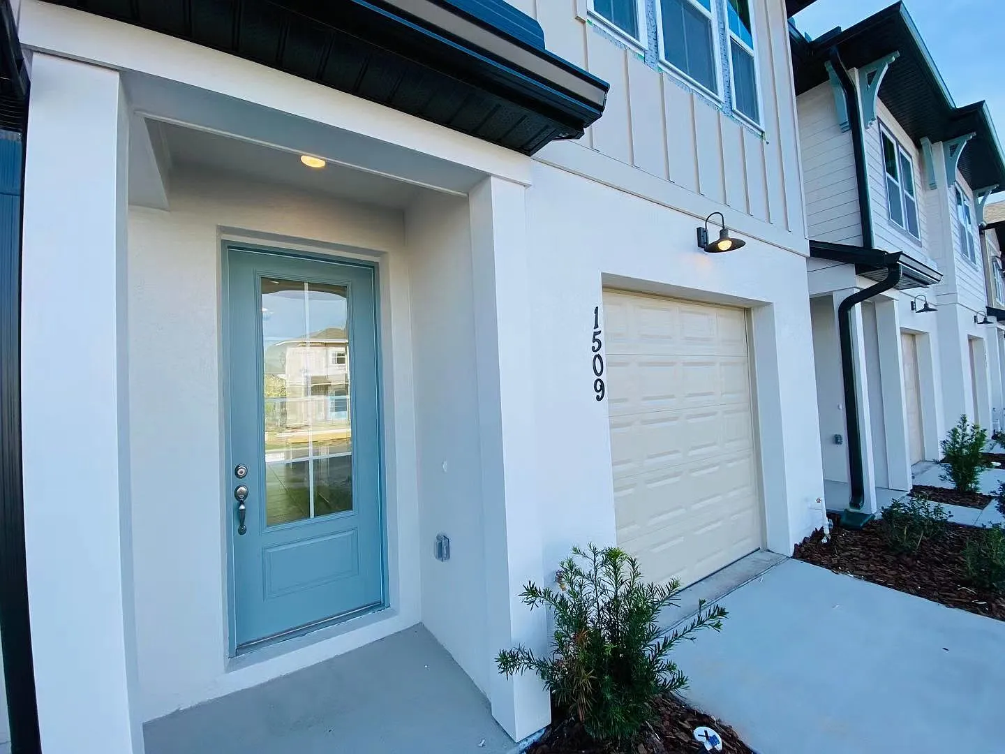 3 bed, 2.5 bath, 1924 sqft, $1,900 — Photo 2