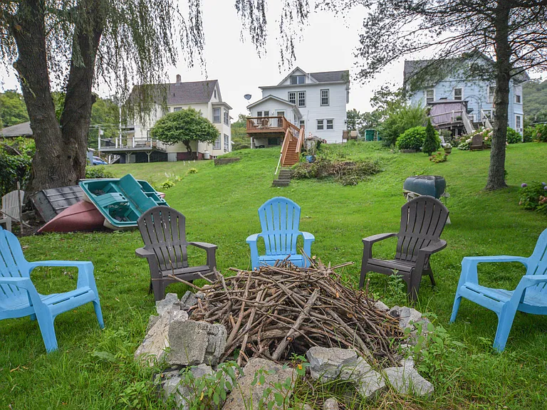 Fire pit - No logs provided