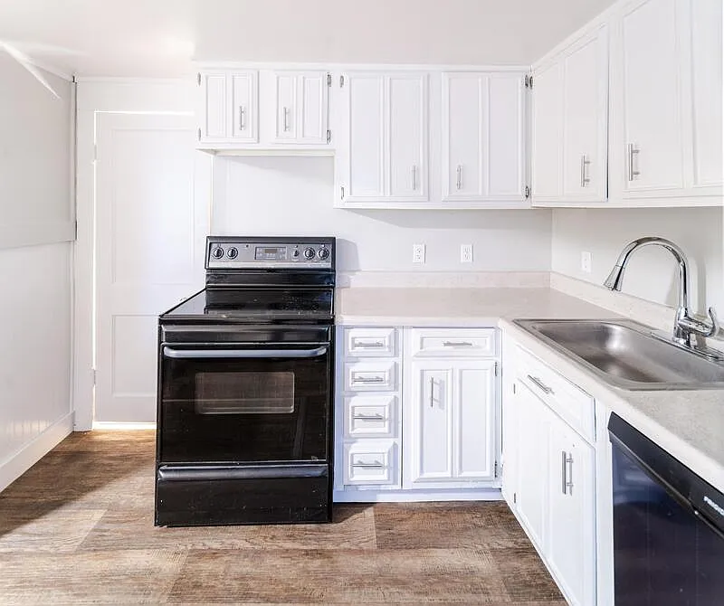 3 bed, 1.0 bath, 1200 sqft, $1,850 — Photo 2