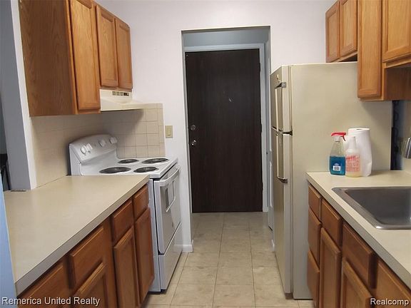 3rd image of 7050 Villa Dr APT 8
