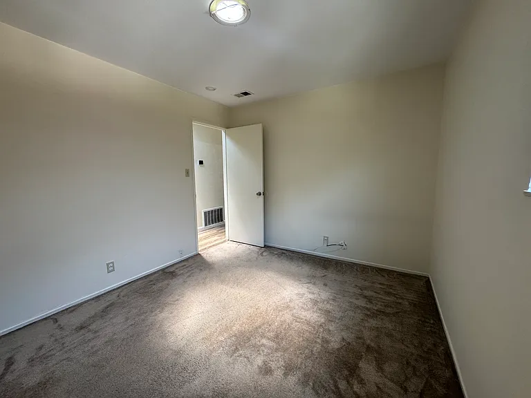 1915 Camargo Dr — Photo 5