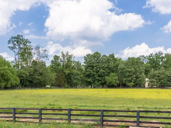 12404 Lucas Ln, Anchorage, KY 40223