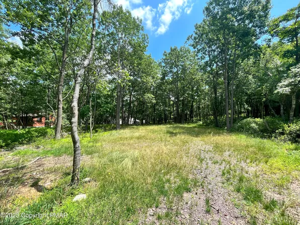 1774 Glade Dr, Long Pond, PA 18334