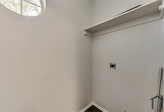 5th image of 315 Queens Ct S #A