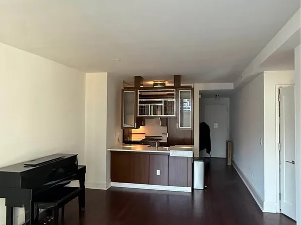 60 Riverside Boulevard image 1 of 20