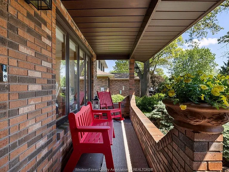534 Michael Cres — Photo 40