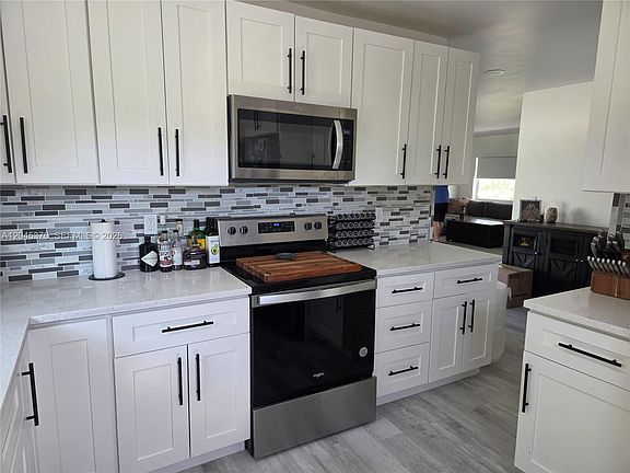 4th image of 140 NW 18th St