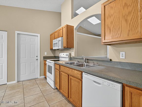 5th image of 63 PINE CREST Lane
