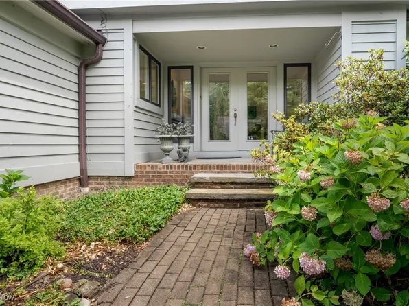 402 Fairway Vw #113, Chagrin Falls, OH 44023